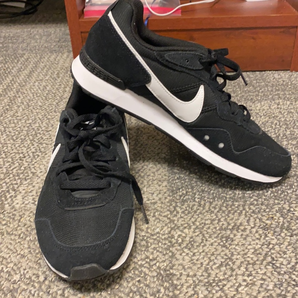 BRAND NEW: Venture Runner Nike Sneakers